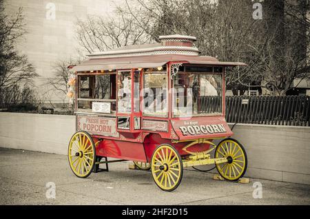 Vintage Red Wagon verkauft Popcorn und andere leckere Snacks. Geparkt auf einem Bürgersteig in Washington DC, VA, USA Stockfoto