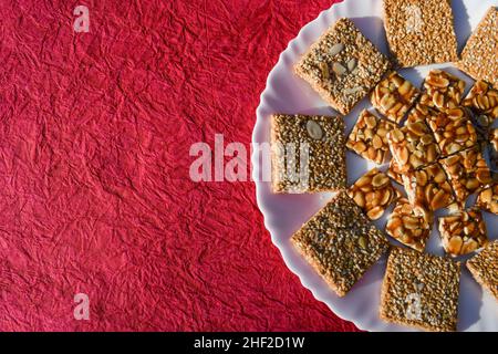 Leckere indische Sesambrettern und Bonbons aus Erdnussjaggery, die als Til chikki und Peanut oder Shenga singhdana chikki bekannt sind, werden während der Dekoration serviert Stockfoto