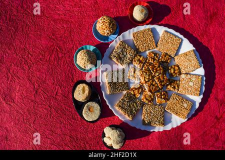 Leckere indische Sesambrettern und Bonbons aus Erdnussjaggery, die als Til chikki und Peanut oder Shenga singhdana chikki bekannt sind, werden während der Dekoration serviert Stockfoto