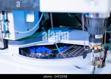 Automatische Probe mit Glasfläschchen und blauen Kappen für die HPLC-Analyse der biologischen Proben. Erforschung onkologischer Erkrankungen. Stockfoto