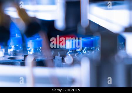 HPLC-Glasfläschchen in der automatischen Probe. Klinische Analyse von Impfstoffen oder Arzneimitteln. Stockfoto