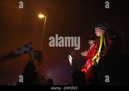 Liverpool, Großbritannien. 13th Januar 2022. Junge Fans warten auf die Ankunft des Mannschaftsbusses vor dem Carabao-Cup-Spiel in Anfield, Liverpool. Bildnachweis sollte lauten: Darren Staples/Sportimage Credit: Sportimage/Alamy Live News Stockfoto