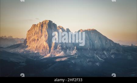 Seiser Alm (Seiser Alm) in den Dolomiten in Italien bei Sonnenuntergang, nachbearbeitet mit Expositionsklammer Stockfoto