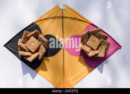 Badam Pista Gur Patti Gajak . Es besteht aus Zacken- und Sesamplatten mit Mandeln und Pistachhio. Til chikki auf dem Drachen für makarsankrant Festival uttara Stockfoto