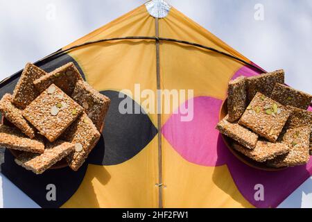 Badam Pista Gur Patti Gajak . Es besteht aus Zacken- und Sesamplatten mit Mandeln und Pistachhio. Til chikki auf dem Drachen für makarsankrant Festival uttara Stockfoto