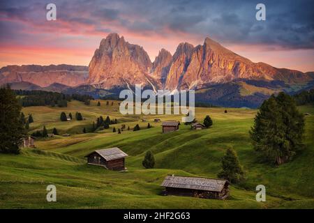 Seiser Alm (Seiser Alm) in den Dolomiten in Italien bei Sonnenuntergang, nachbearbeitet mit Expositionsklammer Stockfoto