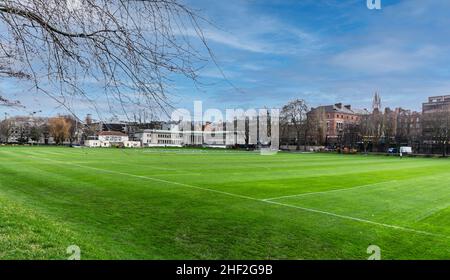 Die Spielfelder neben der Berkeley Library in Trinity, College, Dublin, Irland. Es gibt Vorschläge, diesen Raum während der Renovierung der Bibliothek zu nutzen, Stockfoto