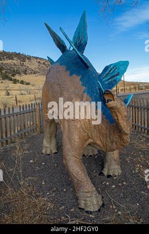 Morrison, Colorado - Ein dekoriertes Modell eines Stegosaurus am Eingang zum Dinosaur Ridge. Besucher können Hunderte von Dinosaurier-Fußabdrücken entlang der sehen Stockfoto