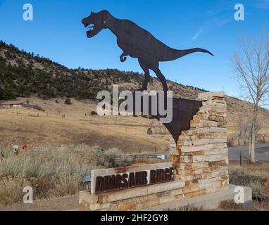 Morrison, Colorado - der Eingang zum Dinosaur Ridge. Besucher können Hunderte von Dinosaurierspuren entlang des Bergrückens sehen, westlich von Denver. Die Tracks Stockfoto