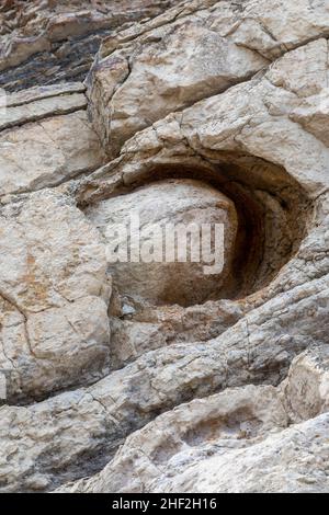 Morrison, Colorado - Eine große Konkretion aus Sand und Eisen auf dem Dinosaur Ridge. Stockfoto