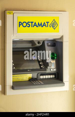 Vicenza, Italien - 29. August 2021: Postamat-Geldautomat. Posamat ist der inländische Abzugs- und Zahlungsverkehr, der von italienischen Postämtern verwaltet wird Stockfoto