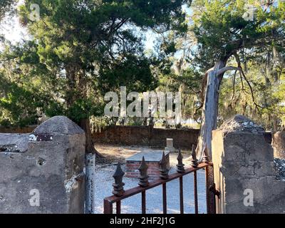 Ein Blick auf den Salzmarsch vom Horton House-Gelände auf Jekyll Island, Georgia, einem ruhigen, langsamen Reiseziel im Südosten der Vereinigten Staaten. Stockfoto