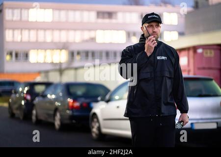 Wachbeamter Des Parkschutzes, Der In Uniform Steht Stockfoto