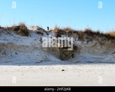 Die durch anhaltende Erosion aufgrund von Stürmen und steigenden Meeresspiegels beschädigten Stufen zum Strandzugang wurden am südlichen Ende der Insel Jekyll, Georgia, USA, gewaschen. Stockfoto