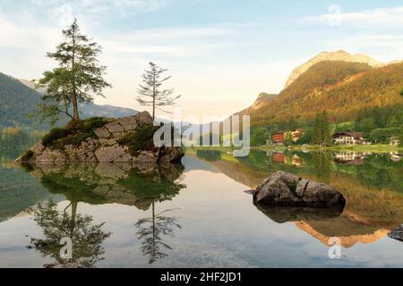 Hintersee bei Sonnenaufgang in Berchtesgarden, Deutschland, nachbearbeitet mit Expositionsklammer Stockfoto