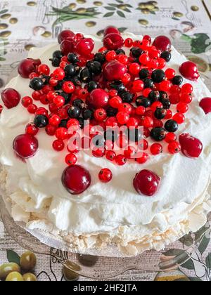 Pavlova ist eine Süßspeise auf Basis von Meringue, benannt nach der russischen Ballerina Anna Pavlova. Es ist ein Baiser Dessert mit einer knackigen Kruste und weich, hell im Inneren Stockfoto