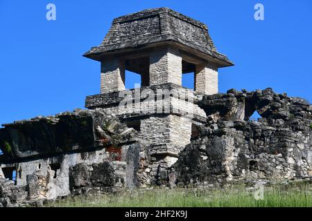 Der Palast (El Palacio), der Aussichtsturm (El Observatorio), die archäologische Stätte Palenque, der Bundesstaat Chiapas, Mexiko, Nordamerika, Weltkulturerbe Stockfoto