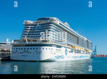 Gran Canaria, Kanarische Inseln, Spanien. 13th. Januar 2022. Kreuzfahrt-Schiff AIDAnova im Hafen von Las Palmas auf Gran Canaria. Ein Ausbruch von Covid unter der Besatzung Anfang des Monats, während in Lissabon, zwang das Unternehmen, die Kreuzfahrt zu kürzen und Flüge nach Deutschland für 3.000 Passagiere aus Lissabon zu finden. Alle Passagiere und die Besatzung wurden geimpft. Das Schiff wird Las Palmas als Basis für wöchentliche Kanarischen Kreuzfahrten nutzen. Quelle: Alan Dawson/Alamy Live News. Stockfoto