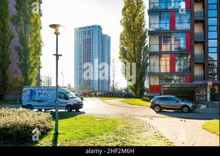 Riga, Lettland, 29. Oktober 2021: Moderner Hof eines Wohnviertels mit einem Kinderspielplatz im Stadtteil Purvciems Stockfoto