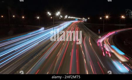 Spuren von Autos in der Nacht Stockfoto