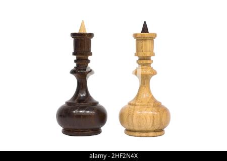 Schachfiguren isoliert auf weißem Hintergrund. Weiße und schwarze Schachkönige stehen vor einander. Wettbewerb und Konfrontation Konzept. Stockfoto