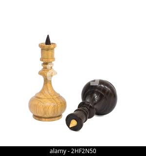 Schachfiguren isoliert auf weißem Hintergrund. Der weiße Schachkönig steht über dem liegenden schwarzen König. Sieg und Niederlage Konzept. Stockfoto