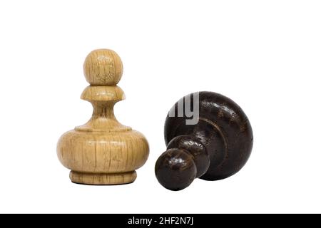 Schachfiguren isoliert auf weißem Hintergrund. Die weiße Schachfigur steht über der liegenden schwarzen Spielfigur. Sieg und Niederlage Konzept. Stockfoto
