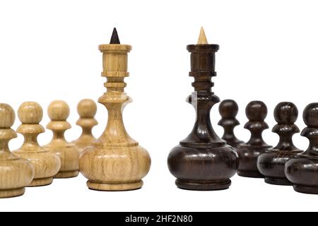 Schachfiguren isoliert auf weißem Hintergrund. Weiße und schwarze Schachkönige mit Bauern stehen vor einander. Wettbewerb und Konfrontation Konzept Stockfoto