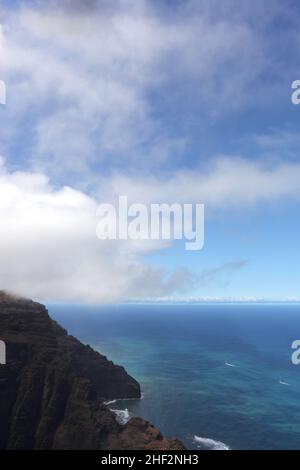 Eine Luftaufnahme der Küste von Napli und des Pazifischen Ozeans mit Booten, die im Wasser in Kauai, Hawaii, USA segeln Stockfoto