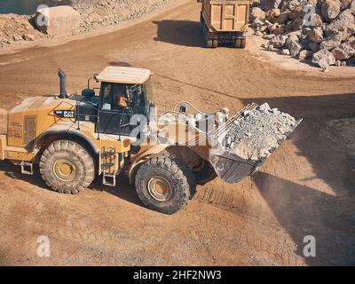 Radlader bewegt den Boden auf der Baustelle Stockfoto