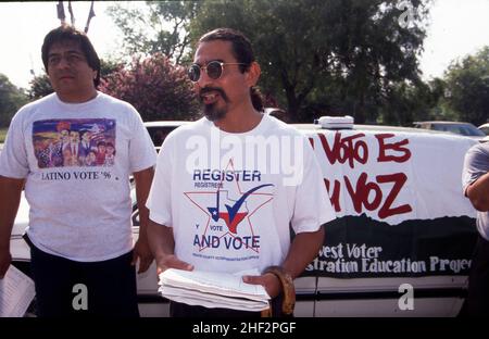 Austin, Texas USA 1996: Hispanische Wahlregistrierungsfahrt unter der Leitung von Paul Hernandez, rechts, vom Southwest Voter Registration Project. ©Bob Daemmrich Stockfoto