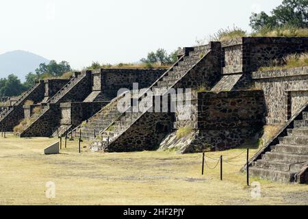 Plattform entlang der Avenue of the Dead, Teotihuacan, Bundesstaat Mexiko, Mexiko, Nordamerika Stockfoto