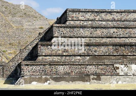 Plattform entlang der Avenue of the Dead, Teotihuacan, Bundesstaat Mexiko, Mexiko, Nordamerika Stockfoto