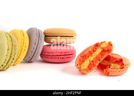 Helle und farbenfrohe französische Kekse - Makronen auf einem weißen Teller. Horizontales Foto Stockfoto