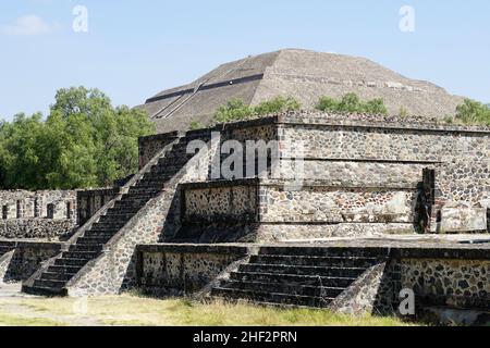 Plattform entlang der Avenue of the Dead, Teotihuacan, Bundesstaat Mexiko, Mexiko, Nordamerika Stockfoto