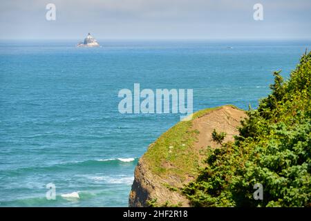 Oregon Coast Tillamook Rock Light. Tillamook Rock Lighthouse vor dem Ecola Park. Cannon Beach, Oregon, Usa. Stockfoto