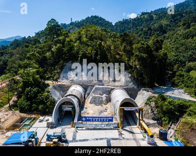 (220113) -- BENTONG (MALAYSIA), 13. Januar 2022 (Xinhua) -- Luftaufnahme vom 13. Januar 2022 zeigt die Baustelle des Genting Tunnels der East Coast Rail Link in der Nähe von Bentong im Bundesstaat Pahang, Malaysia. Der East Coast Rail Link (ECRL), Malaysias Mega-Eisenbahnprojekt, das von der China Communications Construction Company (CCCC) gebaut wird, profitiert stark von der soliden Erfahrung und dem technischen Know-how des chinesischen Unternehmens, sagte der malaysische Verkehrsminister Wee Ka Siong am Donnerstag. Die ECRL fährt vom größten Verkehrsknotenpunkt Malaysias, Port Klang, über die Halbinsel bis zum Bundesstaat Kelantan Stockfoto