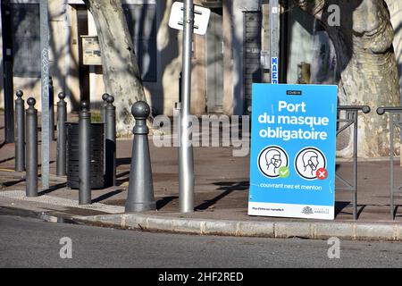 Informationsplatten zum Tragen der Zwangsmaske im Freien sind in Marseille zu sehen.nach einem Anstieg der Coronavirus-Epidemie (COVID-19) aufgrund der Omicron-Variante ist das Tragen einer Maske in Frankreich erneut Pflicht im Freien. Stockfoto