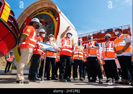 (220113) -- BENTONG (MALAYSIA), 13. Januar 2022 (Xinhua) -- der malaysische Verkehrsminister Wee Ka Siong (3rd R) hört am 13. Januar 2022 auf der Baustelle des Genting-Tunnels der Eisenbahnverbindung der Ostküste bei Bentong im malaysischen Bundesstaat Pahang die Einführung. Der East Coast Rail Link (ECRL), Malaysias Mega-Eisenbahnprojekt, das von der China Communications Construction Company (CCCC) gebaut wird, profitiert stark von der soliden Erfahrung und dem technischen Know-how des chinesischen Unternehmens, sagte der malaysische Verkehrsminister Wee Ka Siong am Donnerstag. Die ECRL läuft vom größten Verkehrsknotenpunkt Malaysias aus Stockfoto