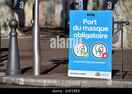 Informationsplatten zum Tragen der Zwangsmaske im Freien sind in Marseille zu sehen.nach einem Anstieg der Coronavirus-Epidemie (COVID-19) aufgrund der Omicron-Variante ist das Tragen einer Maske in Frankreich erneut Pflicht im Freien. Stockfoto