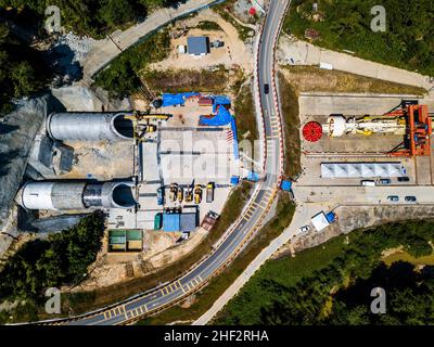 (220113) -- BENTONG (MALAYSIA), 13. Januar 2022 (Xinhua) -- Luftaufnahme vom 13. Januar 2022 zeigt die Baustelle des Genting Tunnels der East Coast Rail Link in der Nähe von Bentong im Bundesstaat Pahang, Malaysia. Der East Coast Rail Link (ECRL), Malaysias Mega-Eisenbahnprojekt, das von der China Communications Construction Company (CCCC) gebaut wird, profitiert stark von der soliden Erfahrung und dem technischen Know-how des chinesischen Unternehmens, sagte der malaysische Verkehrsminister Wee Ka Siong am Donnerstag. Die ECRL fährt vom größten Verkehrsknotenpunkt Malaysias, Port Klang, über die Halbinsel bis zum Bundesstaat Kelantan Stockfoto