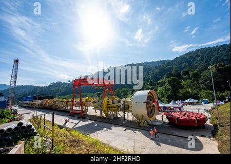 (220113) -- BENTONG (MALAYSIA), 13. Januar 2022 (Xinhua) -- die massive, in China hergestellte Tunnelbohrmaschine (TBM) wird am 13. Januar 2022 eingesetzt, um die Aushubarbeiten für den Genting-Tunnel der Eisenbahnverbindung an der Ostküste in der Nähe von Bentong im malaysischen Bundesstaat Pahang anzuführen. Der East Coast Rail Link (ECRL), Malaysias Mega-Eisenbahnprojekt, das von der China Communications Construction Company (CCCC) gebaut wird, profitiert stark von der soliden Erfahrung und dem technischen Know-how des chinesischen Unternehmens, sagte der malaysische Verkehrsminister Wee Ka Siong am Donnerstag. Die ECRL läuft von Malaysias größtem Verkehrsknotenpunkt Port ULA aus Stockfoto