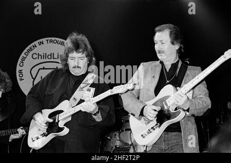 Seymour Duncan und James Burton treten 1987 bei einer Wohltätigkeitsjam im Town & Country Club, London, England auf. Stockfoto