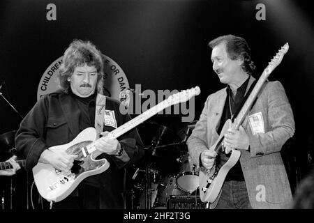 Seymour Duncan und James Burton treten 1987 bei einer Wohltätigkeitsjam im Town & Country Club, London, England auf. Stockfoto