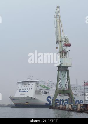 Stena Line Fähre Stena Brittanica wird in einem Trockendock im Hafen von Antwerpen, Belgien, manövriert Stockfoto