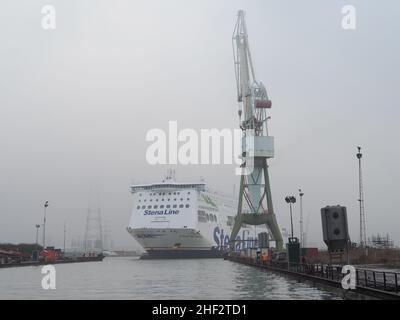 Stena Line Fähre Stena Brittanica wird in einem Trockendock im Hafen von Antwerpen, Belgien, manövriert Stockfoto