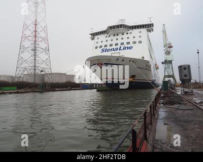 Stena Line Fähre Stena Brittanica wird in einem Trockendock im Hafen von Antwerpen, Belgien, manövriert. Zu diesem Zeitpunkt wird es von den Winden der gezogen Stockfoto