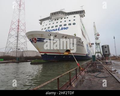 Stena Line Fähre Stena Brittanica wird in einen Trockendock im Hafen von Antwerpen, Belgien gezogen. Stockfoto