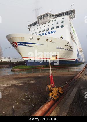 Stena Line Fähre Stena Brittanica wird in einen Trockendock im Hafen von Antwerpen, Belgien gezogen. Zu diesem Zeitpunkt ist es fast in. Das Kabelsystem für pu Stockfoto