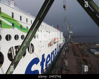 Stena Line Fähre Stena Brittanica wird in einem Trockendock im Hafen von Antwerpen, Belgien, manövriert. Zu diesem Zeitpunkt ist es fast in, aber die Docks Türen Stockfoto